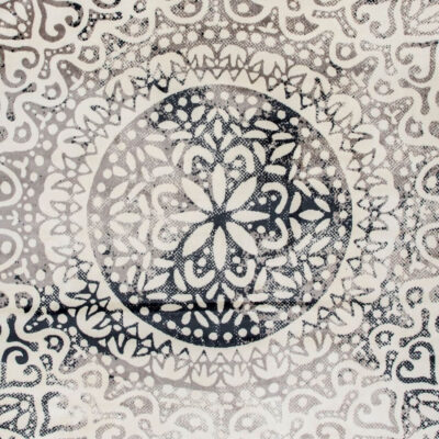 Fragment wzoru szarego postarzanego dywanu BELLA. Geometryczne wzory o różnych odcieniach szarego koloru. Dywan w stylu vintage