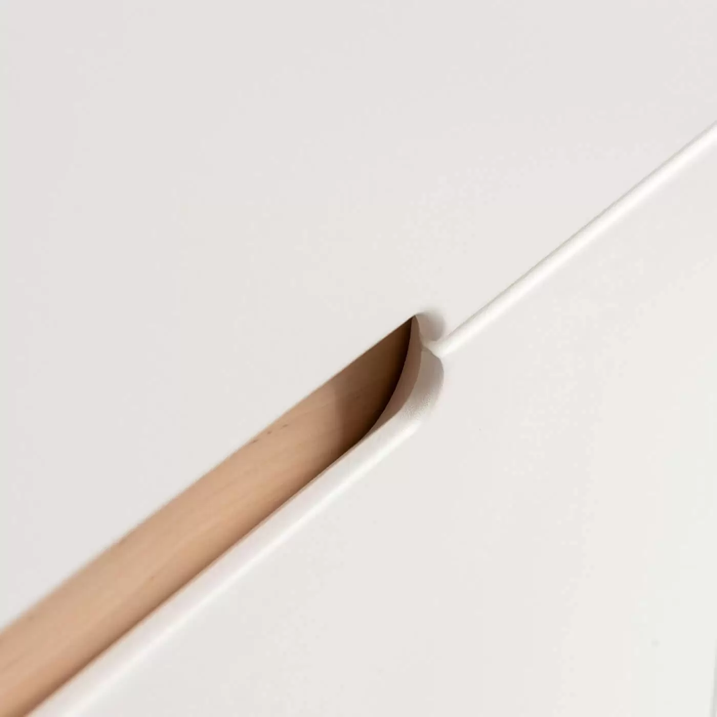 Biała designerska komoda LENNU. Ręcznie robiony nowoczesny uchwyt szuflady z litego drewna brzozy skandynawskiej