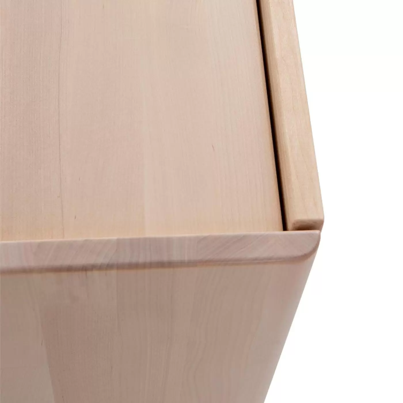 Komoda design LENNU. Fragment rogu nowoczesnego mebla z litego drewna brzozy skandynawskiej ręcznie robionego