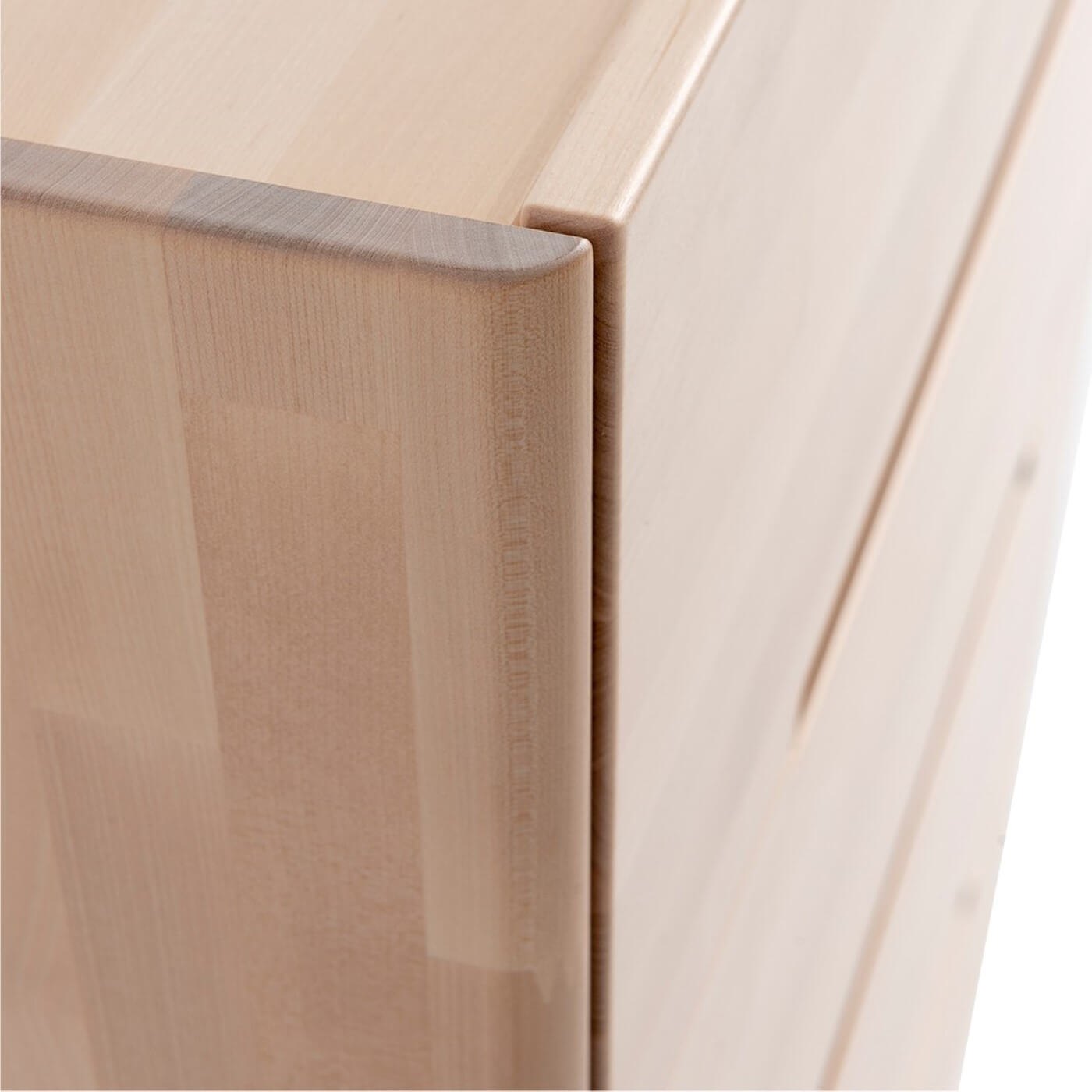 Komoda design LENNU. Widok z boku na nowoczesne szuflady bez wystających uchwytów z pełnego drewna brzozy skandynawskiej