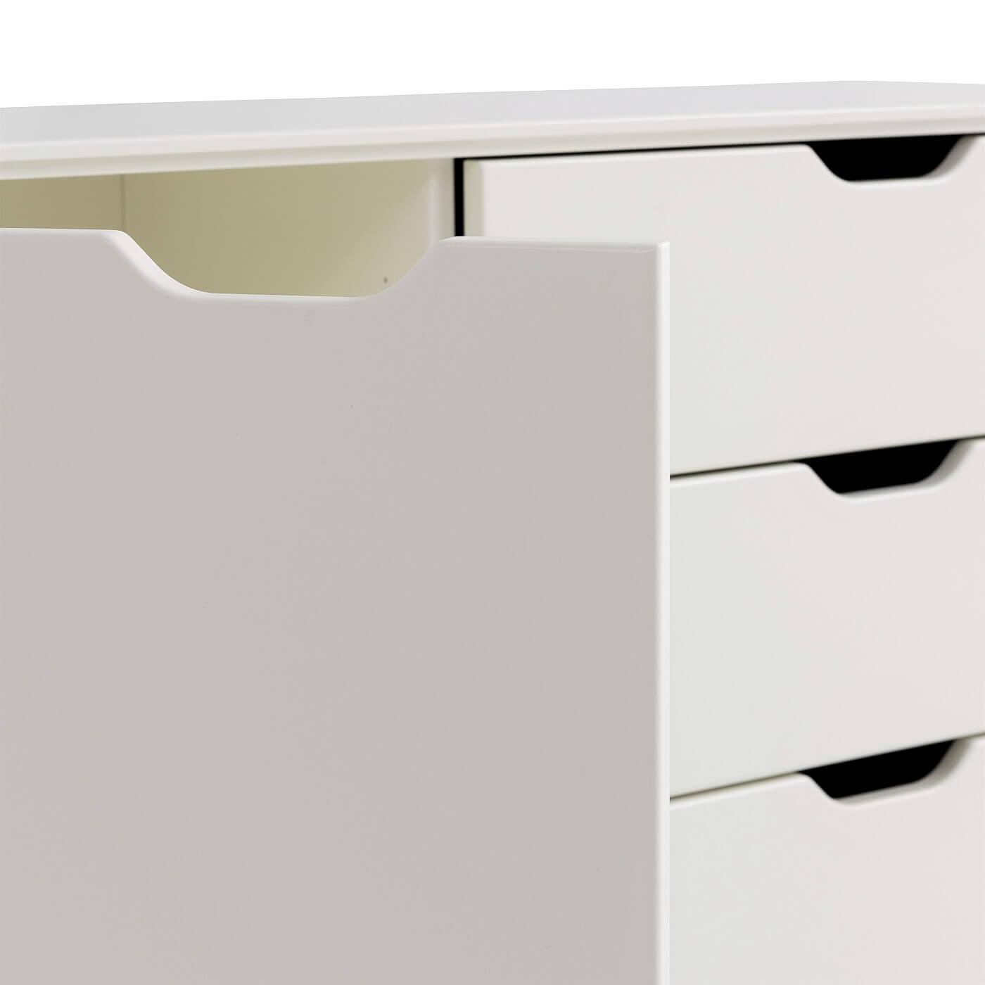 Komoda drewniana biała KOLO. Widok z boku na nowoczesne szuflady bez wystających uchwytów i uchylone drzwiczki komody skandynawskiej