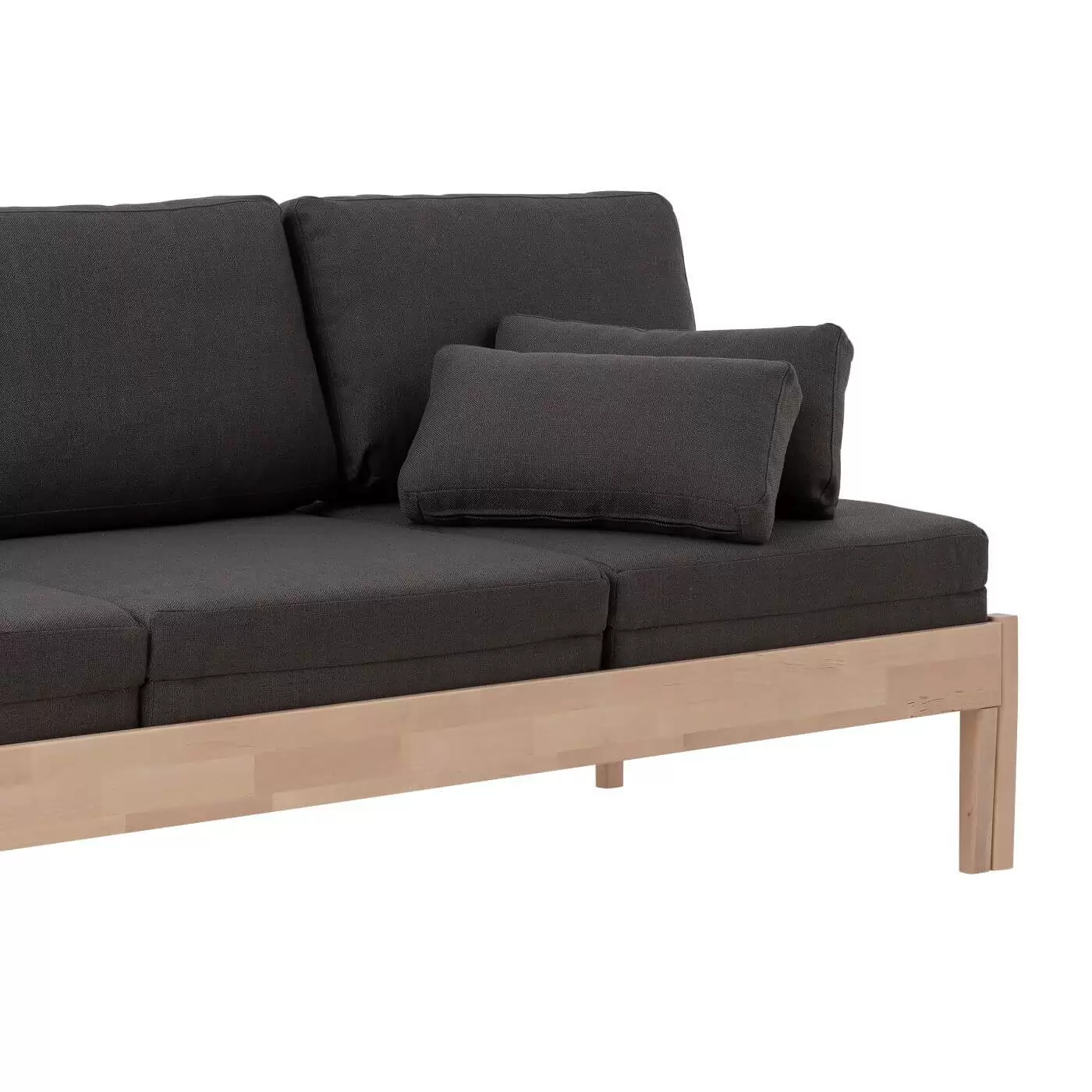 Sofa bez boków NOEL drewniana, na wysokich nogach. Fragment z ciemno szarym materacem i dwoma poduszkami. Skandynawski design