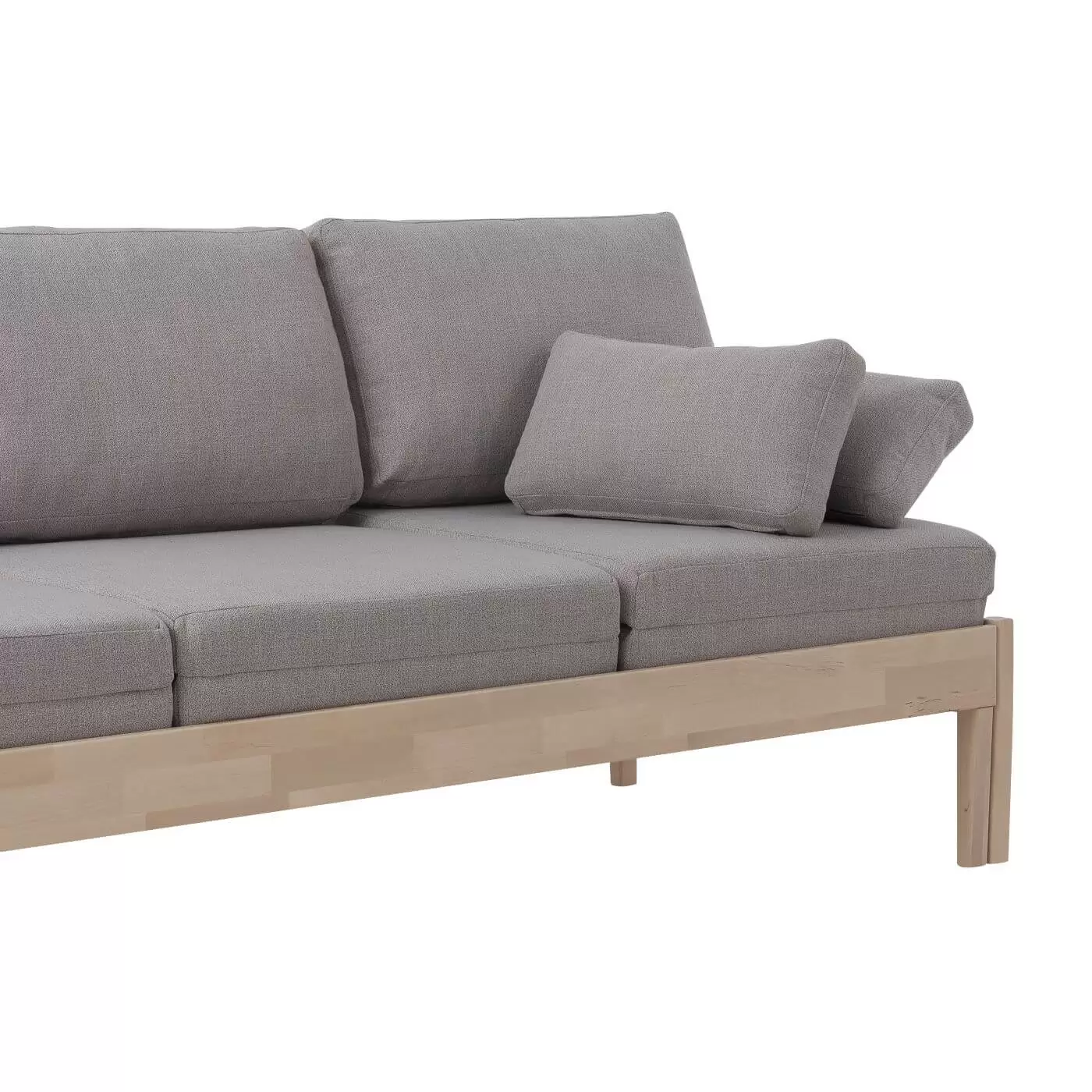 Sofa bez boków NOEL z drewna brzozy północnej na wysokich nóżkach. Fragment z jasno szarym materacem i 2 poduszkami