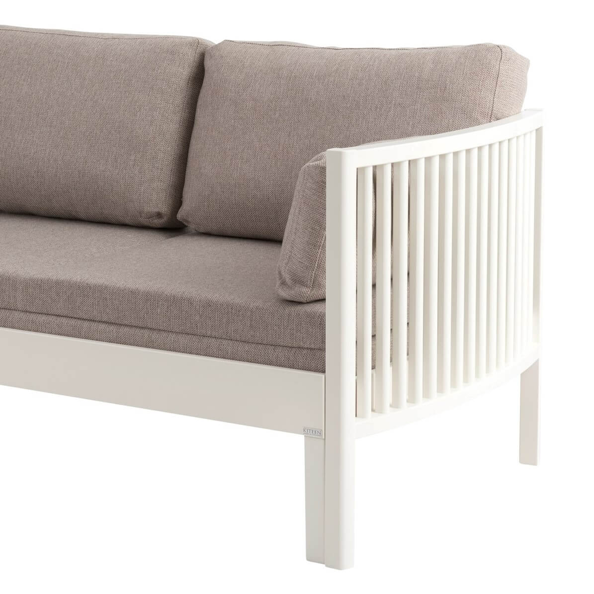 Sofa design AARRE białe drewno. Fragment z widokiem boku z litego drewna brzozy skandynawskiej i wysokich nóżek rozkładanej nowoczesnej sofy z beżowym materacem