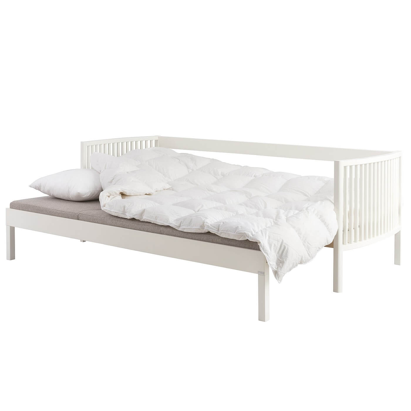 Sofa design AARRE białe drewno. Rozłożona nowoczesna sofa z drewna brzozy skandynawskiej kolor biały z beżowym materacem i pościelą