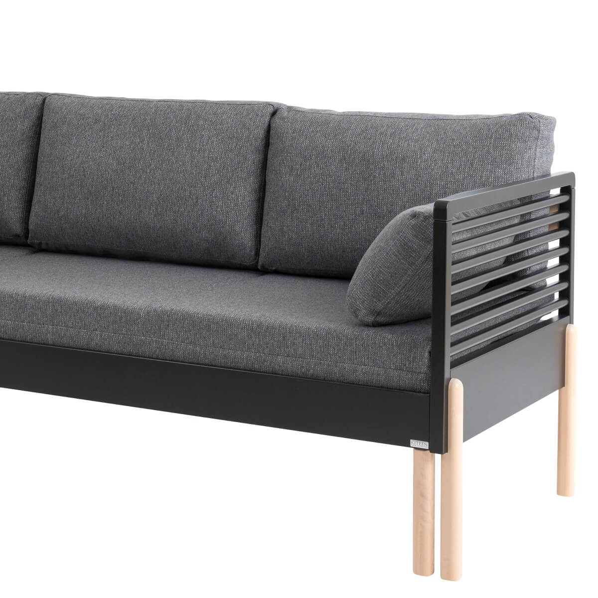 Sofa nowoczesna LENNU. Fragment rozkładanej sofy z szarym materacem z drewnianymi czarnymi bokami, na wysokich nóżkach w kolorze brzozy