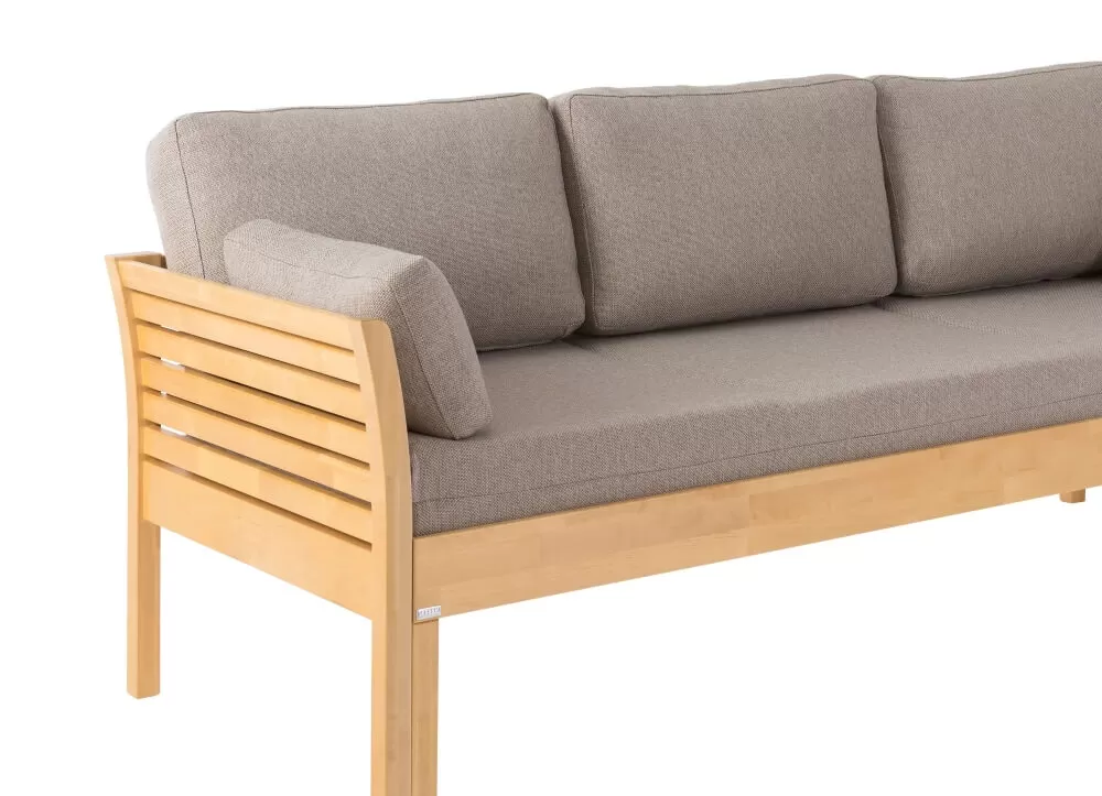 Sofa skandynawska z funkcją spania KANERVA z beżowym materacem i pięcioma poduszkami. Zbliżenie drewnianego oparcia w kolorze buku.