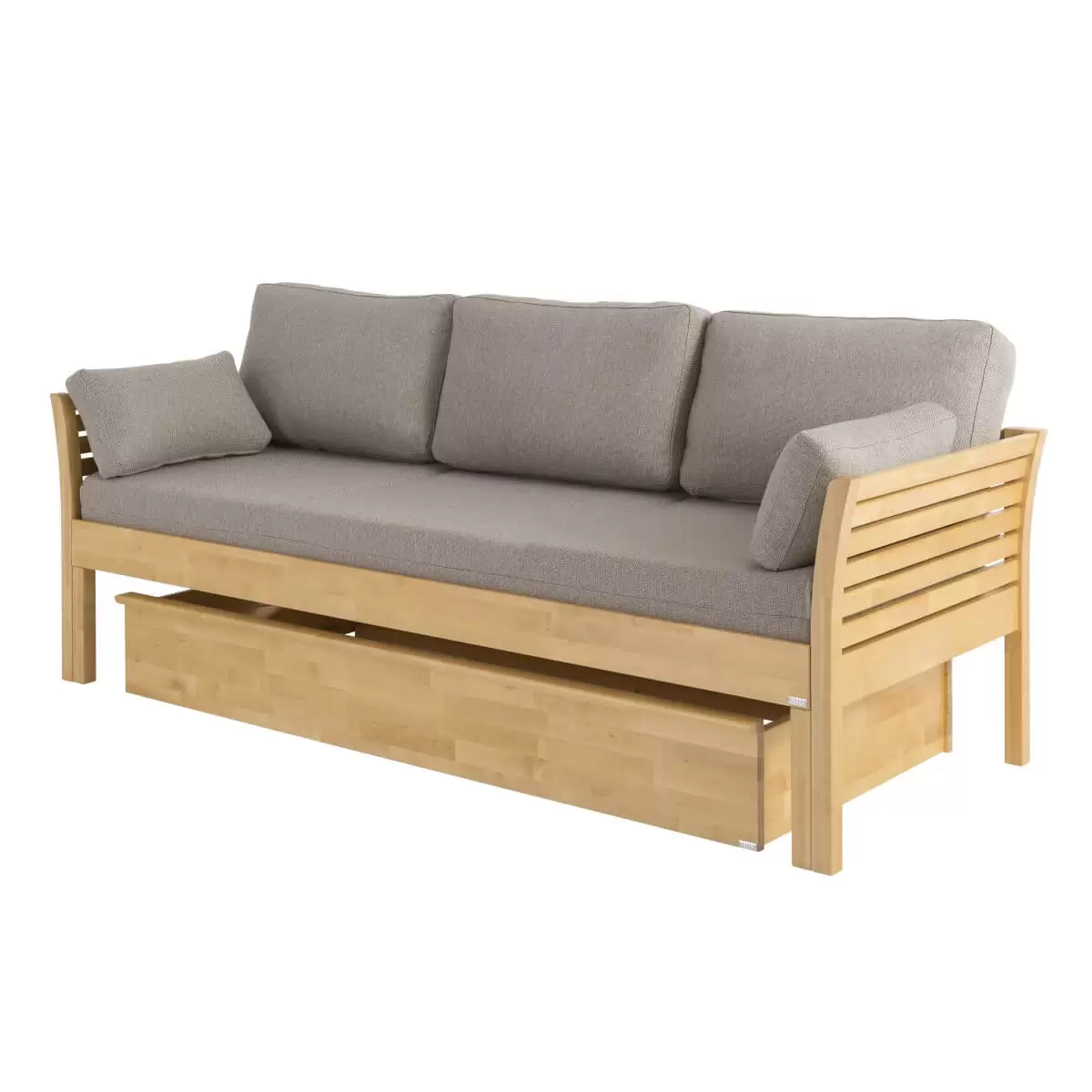 Sofa skandynawska z funkcją spania KANERVA kolor buk, z beżowym materacem i pięcioma poduszkami z wsuniętym pod sofę drewnianym pojemnikiem na przechowywanie w kolorze buku.