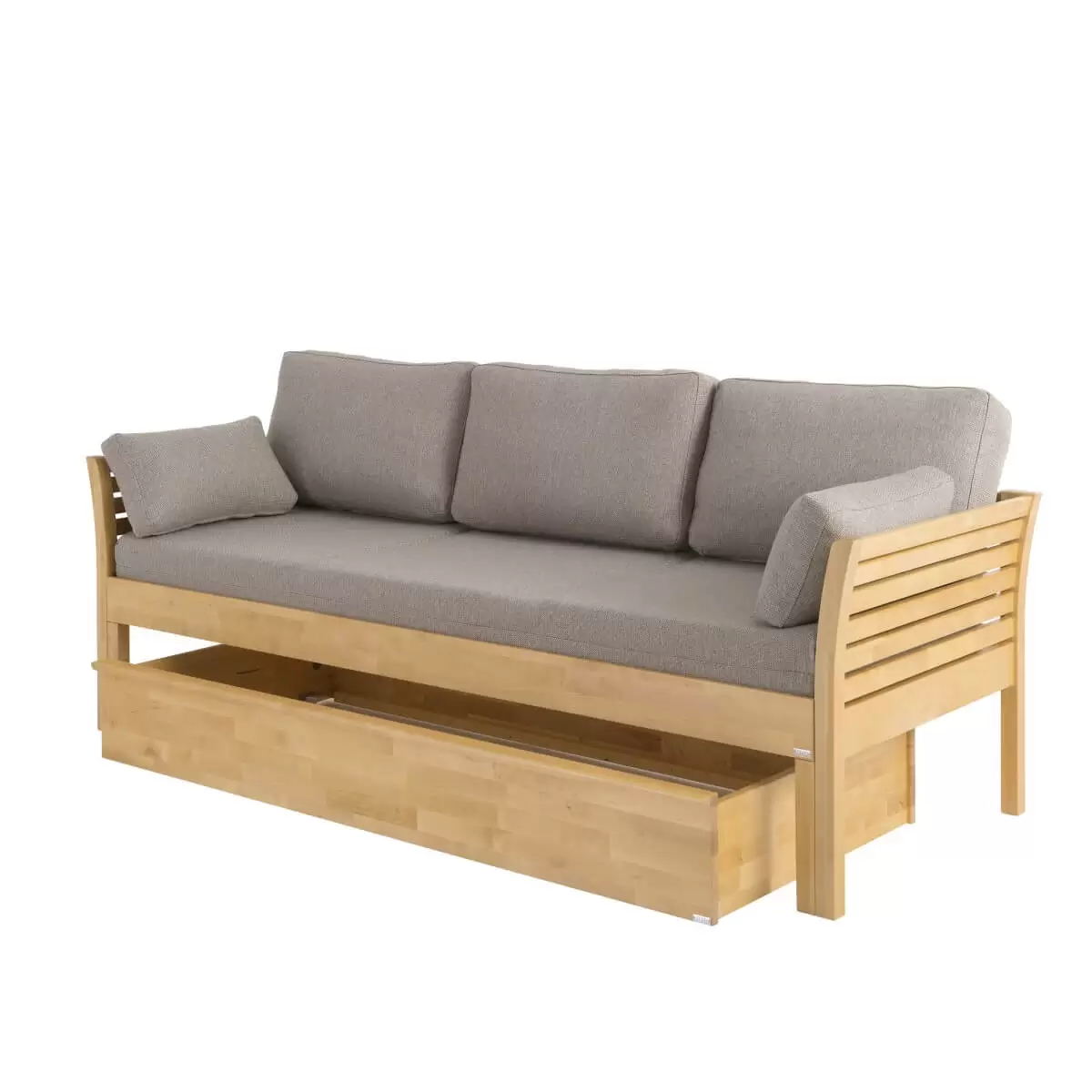 Sofa skandynawska z funkcją spania KANERVA kolor buk, z beżowym materacem i pięcioma poduszkami. Pod sofą drewniany pojemnik na pościel w kolorze buku.