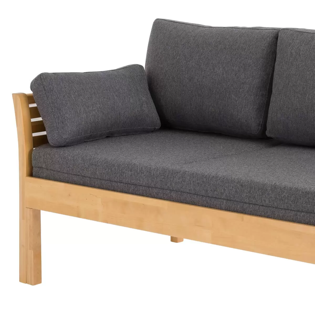 Sofa skandynawska z funkcją spania KANERVA kolor buk, z szarym materacem i pięcioma poduszkami. Zbliżenie lewej części sofy i materaca.