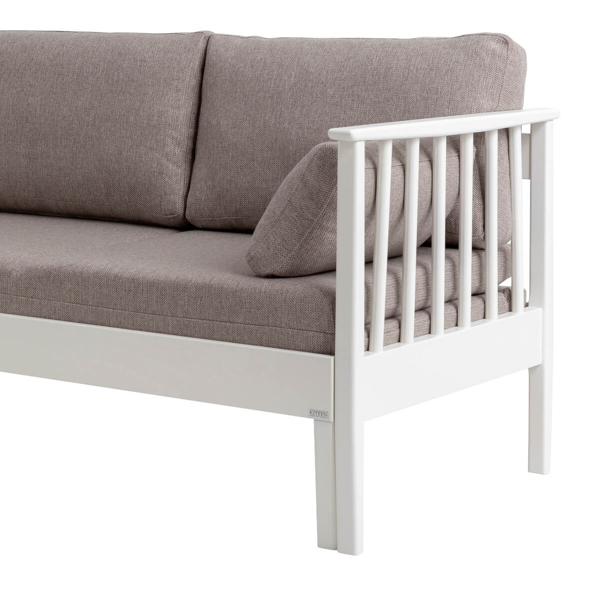 Sofa wysuwana do przodu NOEL. Biały bok z drewna brzozy skandynawskiej, 3 beżowe poduszki i materac, wysokie nóżki