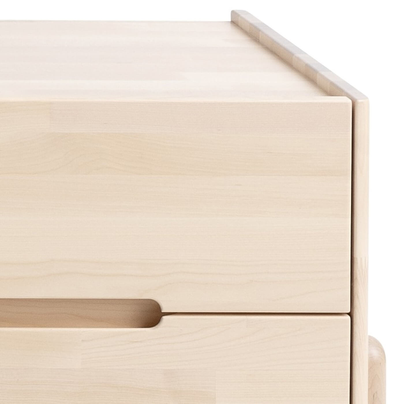 Szafka rtv design LENNU. Widok na fragment drewnianej minimalistycznej szuflady bez wystających uchwytów wykonanej z brzozy skandynawskiej