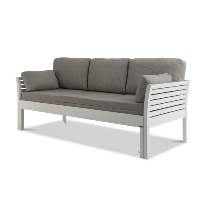 Sofa skandynawska rozkładana KANERVA na wysokich nóżkach, z litego drewna w kolorze białym, z beżowym materacem i 5 poduszkami