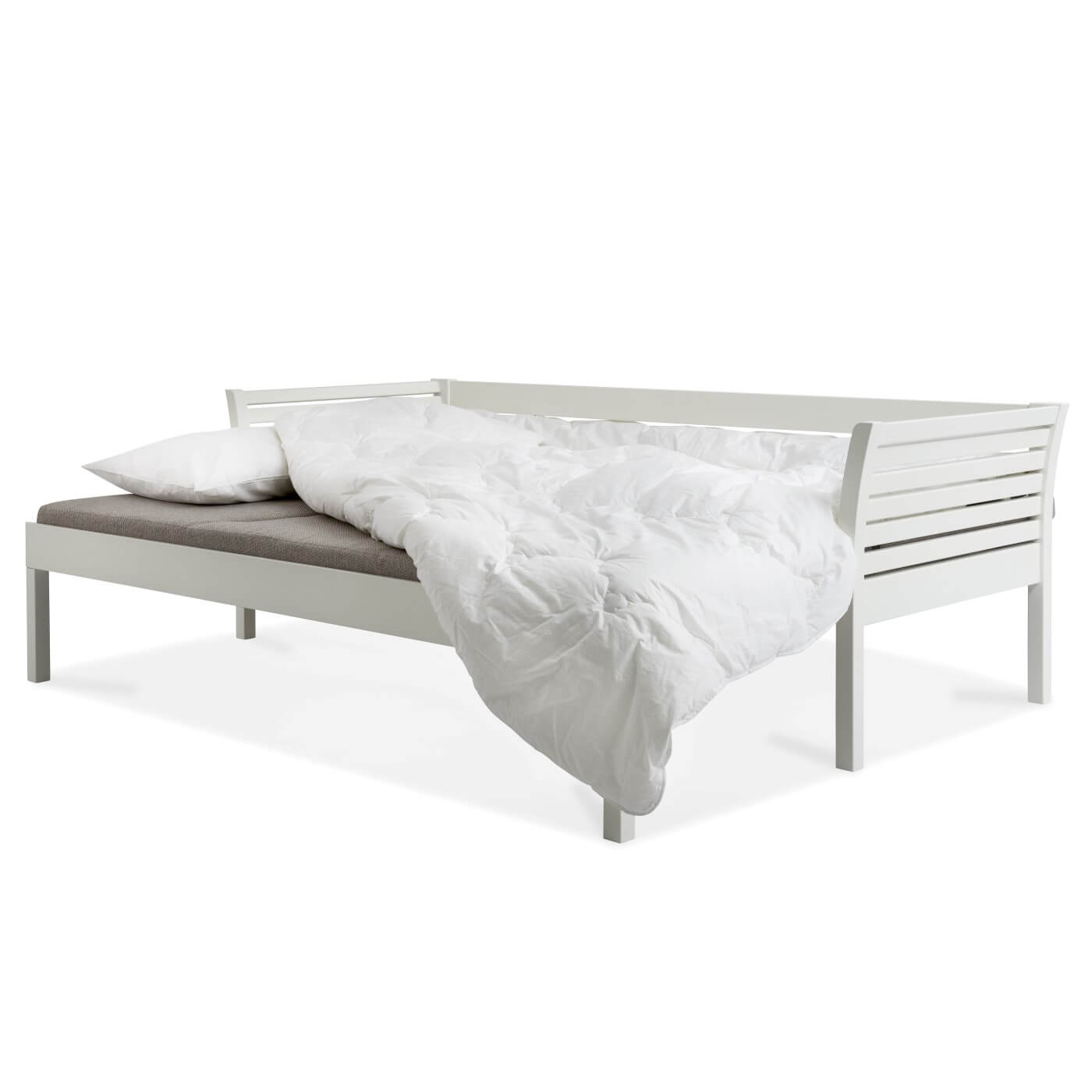 Sofa skandynawska rozkładana KANERVA z drewna w kolorze białym rozłożona. Leżąca pościel na beżowym materacu