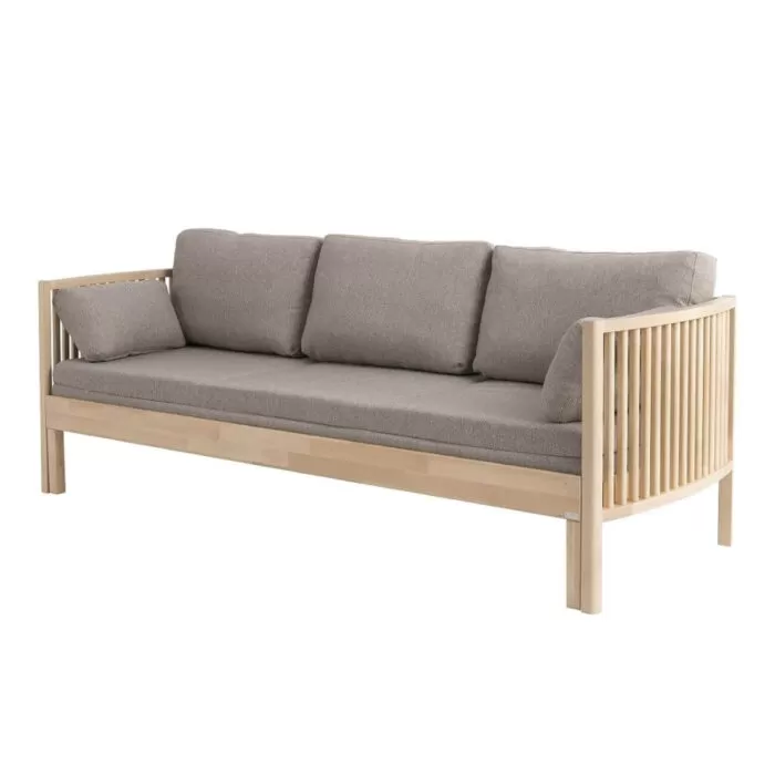Designerska sofa AARRE rozkładana z drewna brzozy skandynawskiej z beżowym materacem i 5 poduszkami. Sofa na wysokich drewnianych nóżkach