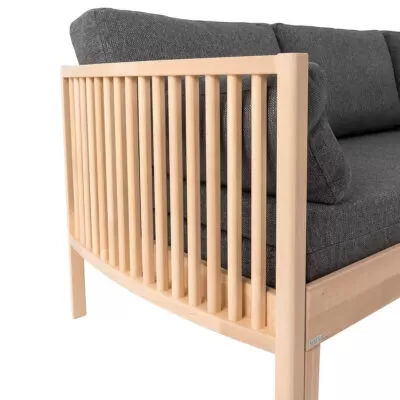Designerska sofa AARRE. Drewniany bok ręcznie robiony i wysokie nóżki. Nowoczesny minimalistyczny styl skandynawski