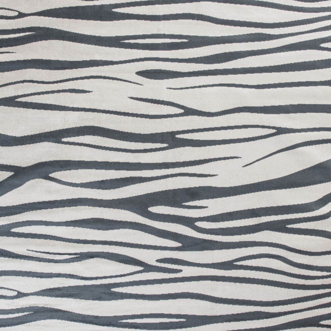 Dywan zebra EBONY. Wzór w nowoczesne nieregularne jasne i ciemno szare pasy. Połysk krótkiego włosia wiskozy. Skandynawskie design