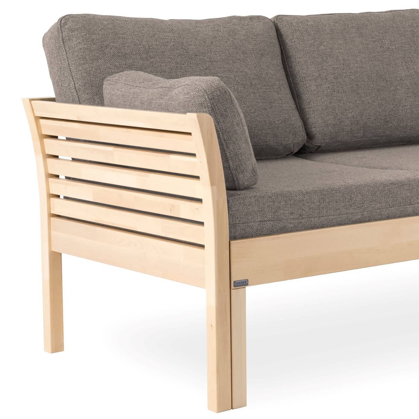 Sofa skandynawska KANERVA. Bok sofy z litego drewna brzozy. Widoczne 3 beżowe poduszki i materac oraz wysokie drewniane nogi