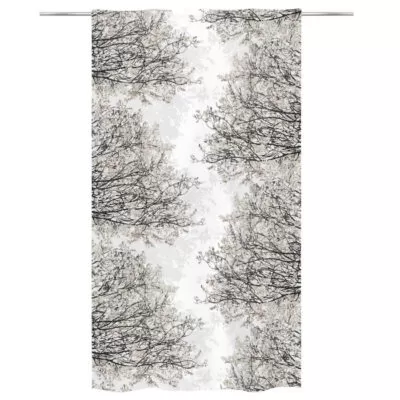 Zasłony bawełniane HAVINA beżowe. Na biały tle wzór w drobne gałęzie i liście drzewa w odcieniach koloru beżowego. Widok zasłony na drążku. Skandynawski design
