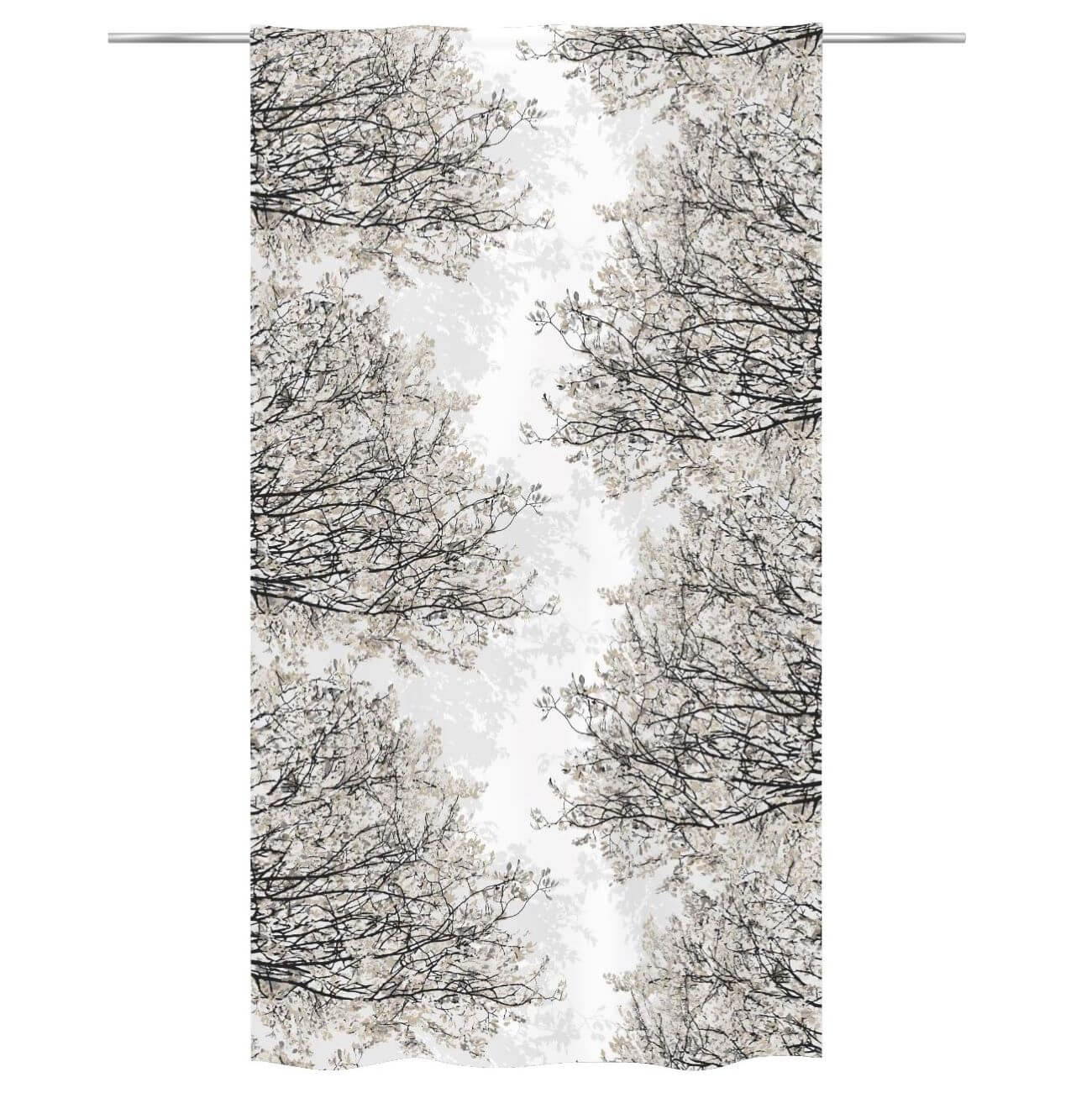 Zasłony bawełniane HAVINA beżowe. Na biały tle wzór w drobne gałęzie i liście drzewa w odcieniach koloru beżowego. Widok zasłony na drążku. Skandynawski design
