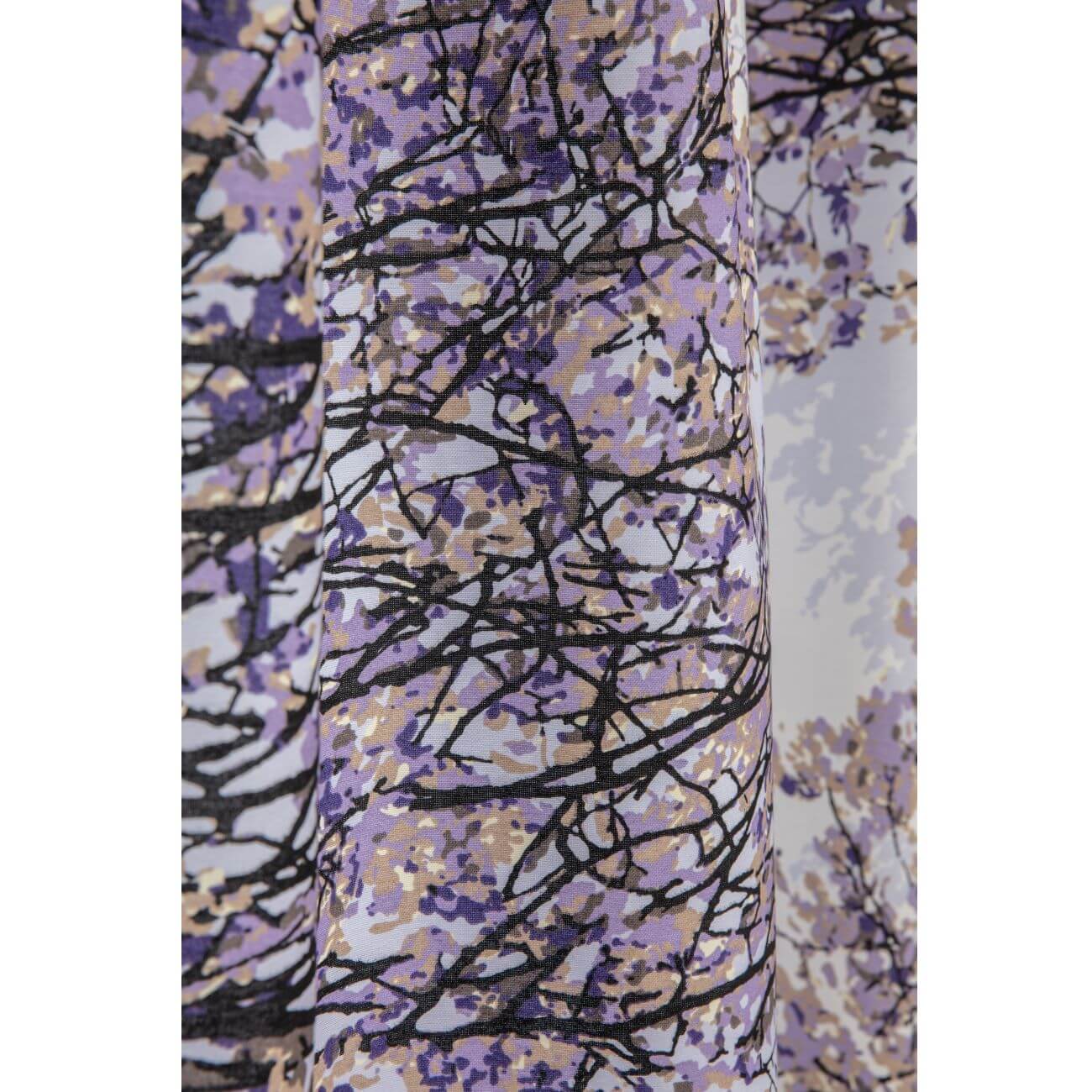 Zasłony bawełniane HAVINA. Fragment zmarszczonego wzoru w drobne gałęzie i liście drzewa w odcieniach koloru fioletowego na białym tle. Skandynawski design