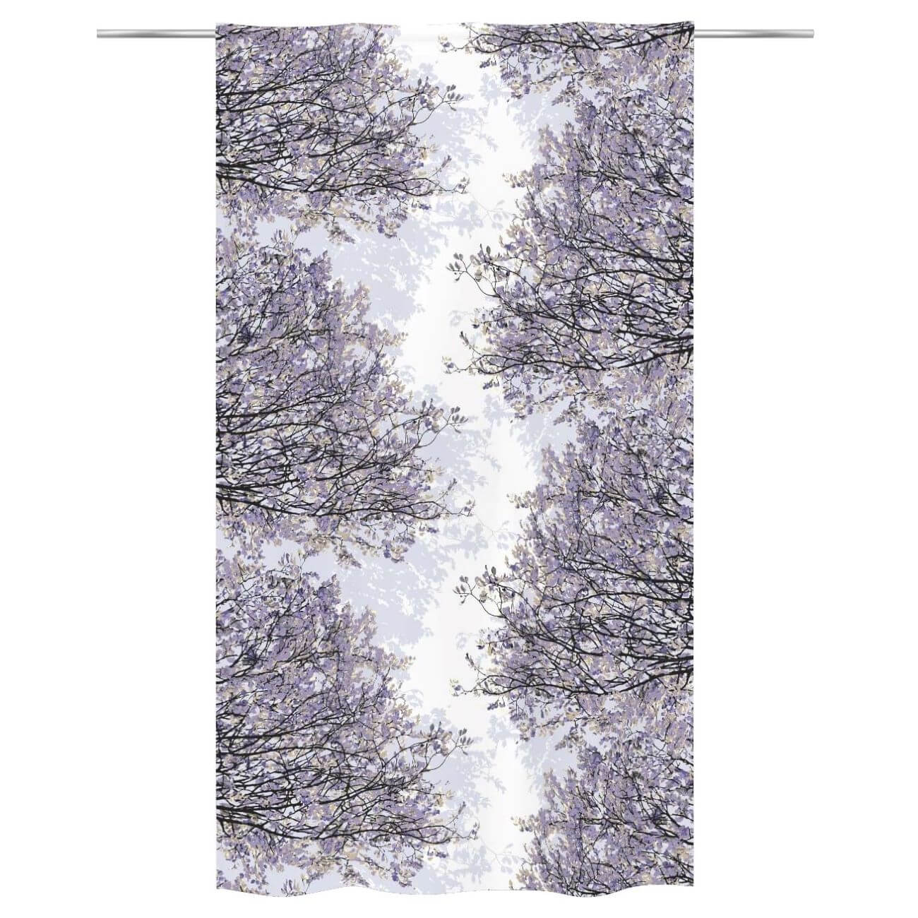 Zasłony bawełniane HAVINA fioletowe. Na biały tle wzór w drobne gałęzie i liście drzewa odcieniach koloru fioletowego. Widok zasłony na drążku. Skandynawski design