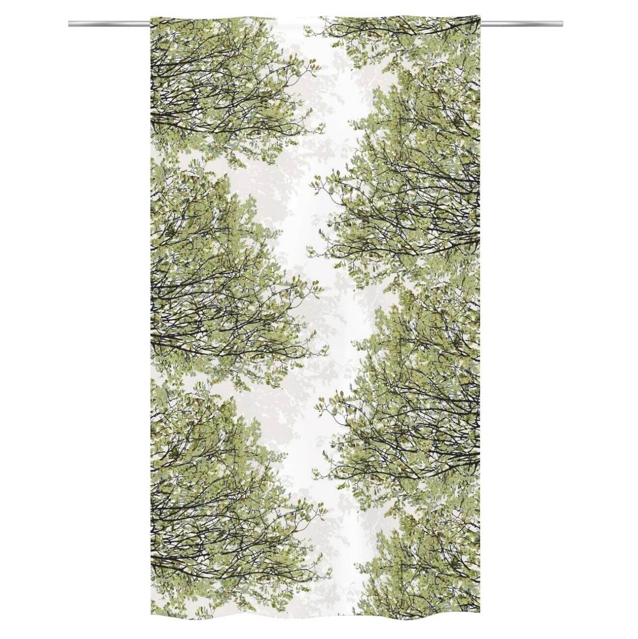 Zasłony bawełniane HAVINA zielone. Na biały tle wzór w drobne gałęzie i liście drzewa w odcieniach koloru zielonego. Widok zasłony na drążku. Skandynawskie wzornictwo