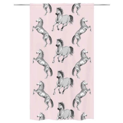 Zasłony dla dziewczynki Ratsutila gotowe bawełniane. Delikatne różowe tło i wzór w rysowane szare konie w galopie i stające dęba. Widok zasłony przywieszonej na drążku. Skandynawskie wzornictwo
