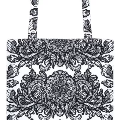 Elegancka torba bawełniana ALEKSANTERI. Fragment torby na zakupy w czarny graficzny wzór stylizowanych kwiatów i liści konwalii na białym tle. Skandynawski design