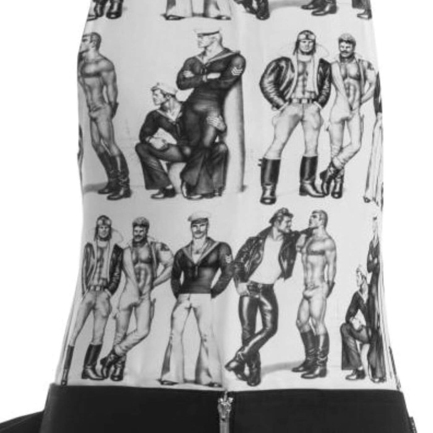 Nowoczesny fartuch do gotowania TOM OF FINLAND. Górny fragment bawełnianego fartucha kuchennego w rysowane wspaniale zbudowane i zadbane męskie postacie w kolorach szaro czarnych na białym tle. Nowoczesny design