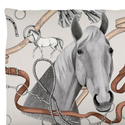 Poszewka z koniem RATSU fragment. Młodzieżowy wzór poszewki na poduszkę 50x60 dla dziewczynki w rysowane konie i akcesoria z nimi związane na beżowym tle. Skandynawski design