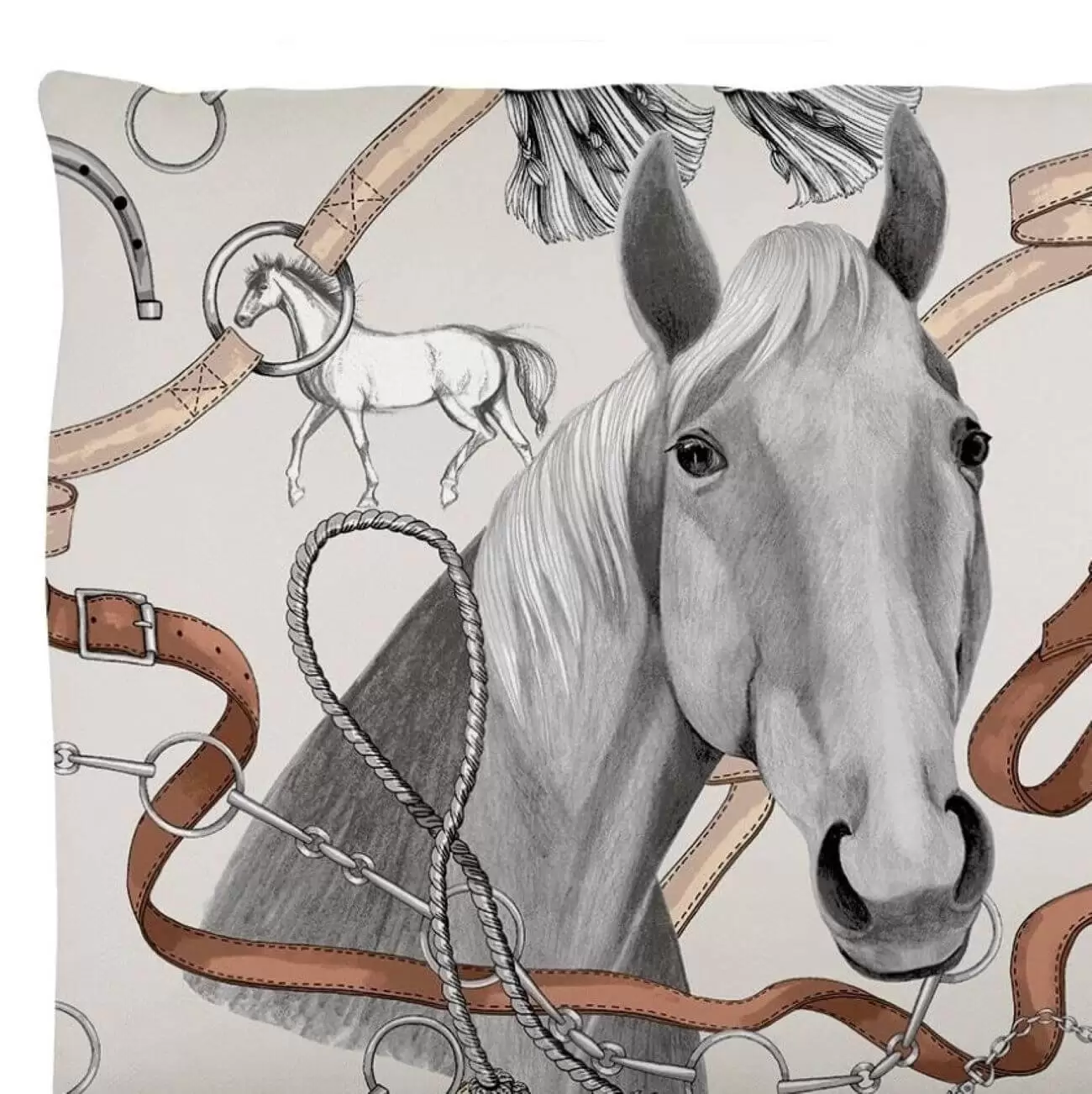 Poszewka z koniem RATSU fragment. Młodzieżowy wzór poszewki na poduszkę 50x60 dla dziewczynki w rysowane konie i akcesoria z nimi związane na beżowym tle. Skandynawski design