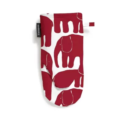 Rękawica kuchenna ELEFANTTI. Nowoczesny, powtarzający się uproszczony graficzny wzór w czerwone słonie na białym tle. Skandynawski design. Bawełniany kuchenna rękawica widoczna w całości