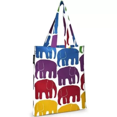 Torba bawełniana kolorowa ELEFANTTI. Przybliżony widok bawełnianej torby na zakupy w graficznie uproszczone malowane kolorowe słonie. Torba z kolorowym nadrukiem widoczna w całości. Skandynawski nowoczesny design