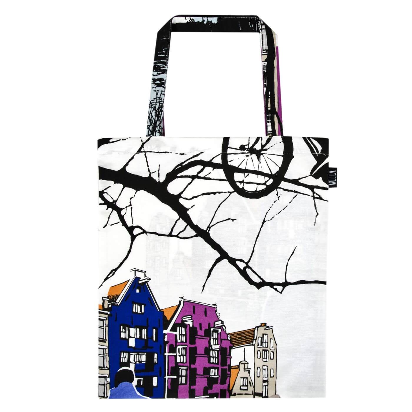Torba bawełniana z nadrukiem AMSTERDAM z kolorowymi domkami starego miasta, fragmentem bezlistnych gałęzi drzewa i koła roweru. Torba płócienna z nadrukiem na ramię widoczna w całości. Skandynawski nowoczesny design
