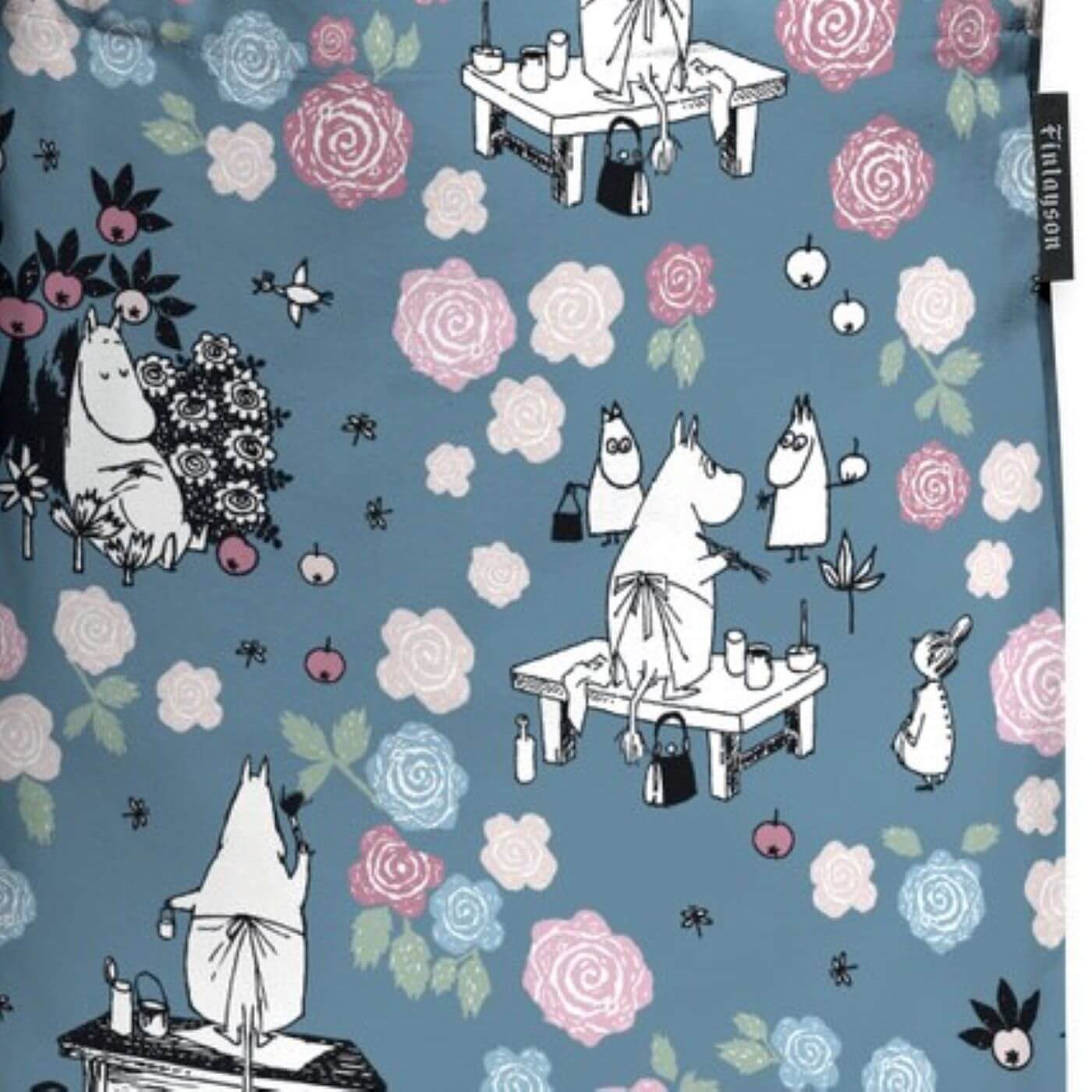 Torba tekstylna MUMINKI. Wzór w muminki i kolorowe kwiaty na szaro niebieskim tle. Skandynawski design