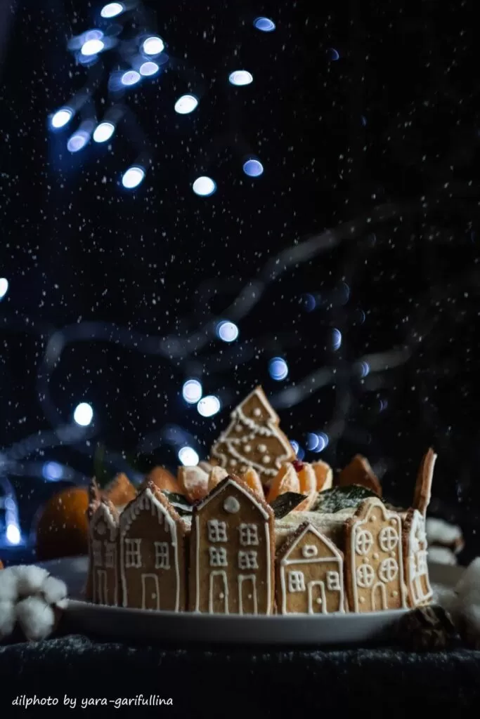 Pierniki bożonarodzeniowe w formie domków i tworzące miskę na suszone owoce. Pierniki mają dekoracje z lukru w formie okien, drzwi, dachów.