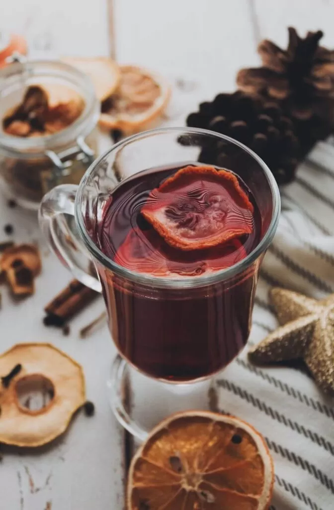 Tradycyjny napój korzenny podawany na ciepło w czasie Bożego Narodzenia w Finalndii i Skandynawii.