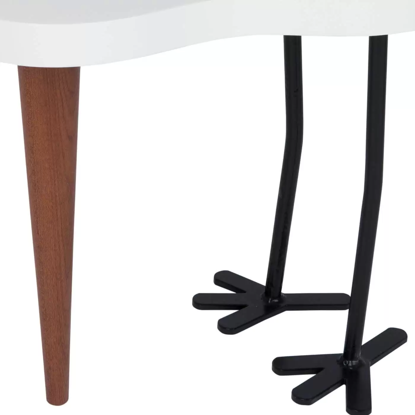 Design stolik z mahoniową nogą i metalowymi nogami w przybliżeniu.