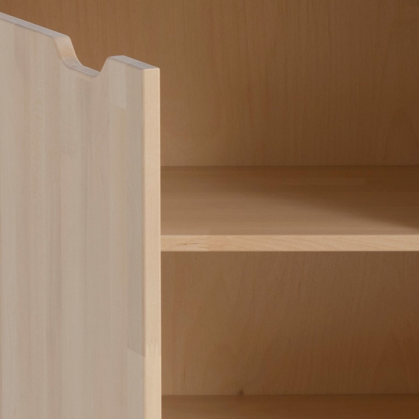 Długa komoda KOLO. Uchylone nowoczesne drewniane drzwiczki, widoczna drewniana półka ze skandynawskiej brzozy