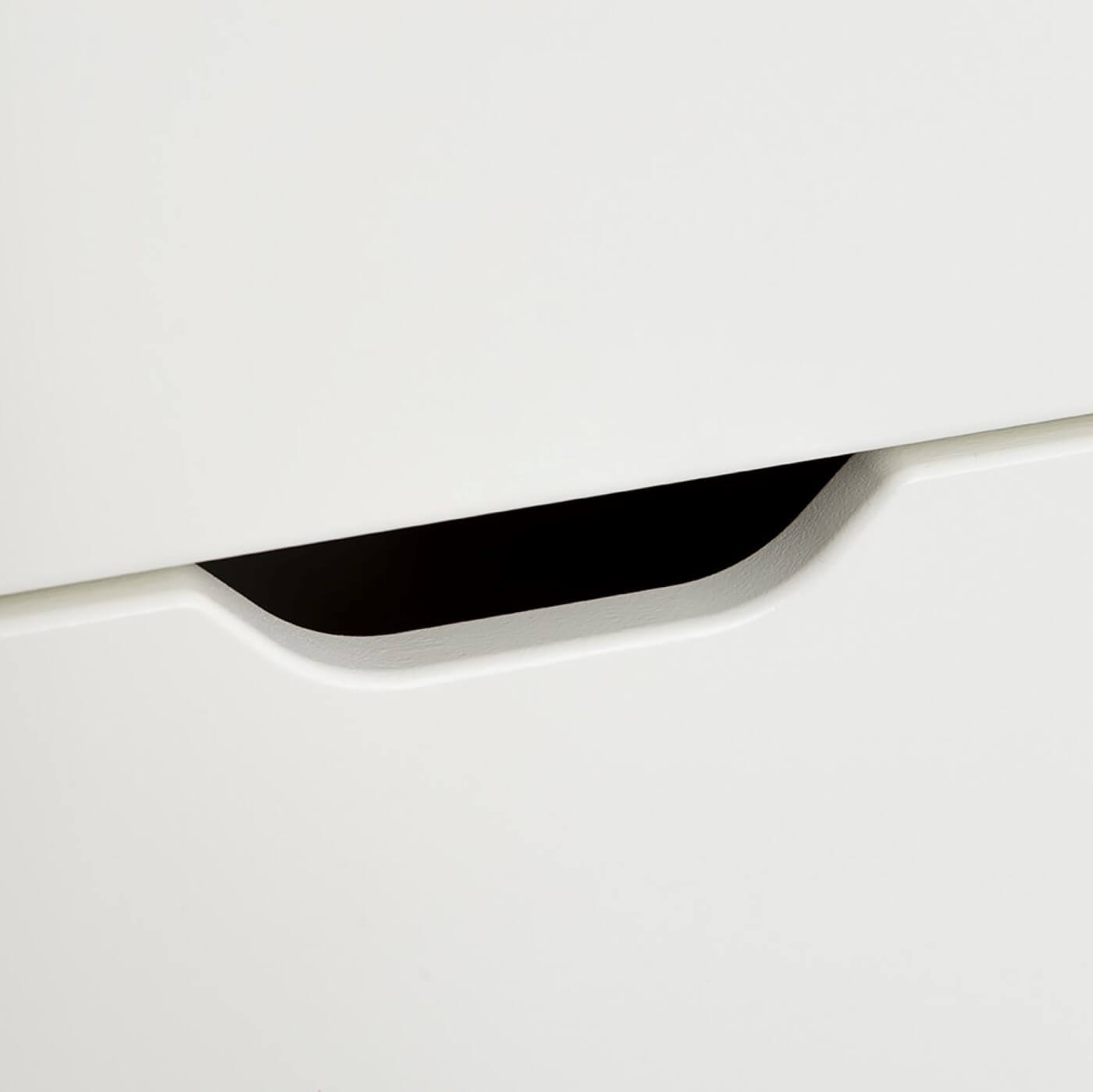 Komoda biała długa KOLO. Zbliżenie na ręcznie robiony nowoczesny uchwyt białej szuflady z drewna brzozy skandynawskiej