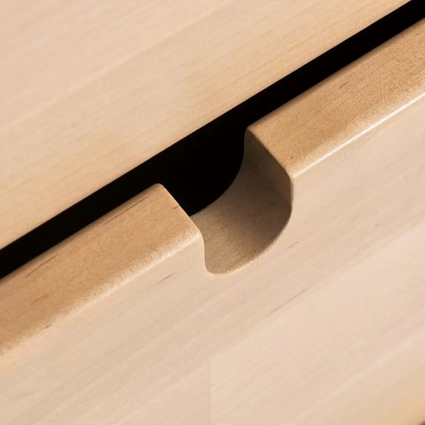 Komoda na nóżkach NOTTE. Ręcznie robiony niewystający uchwyt drewnianej szuflady. Minimalistyczny nowoczesny skandynawski design