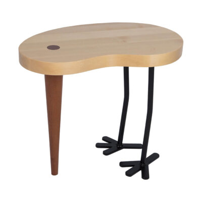 Stolik design z grubym drewnianym blatem z brzozy skandynawskiej. Podparty jest jedną nogą mahoniową i dwoma metalowymi nogami w kolorze czarnym. Designerski stolik kawowy lub pomocniczy do salonu lub stolik nocny do sypialni.