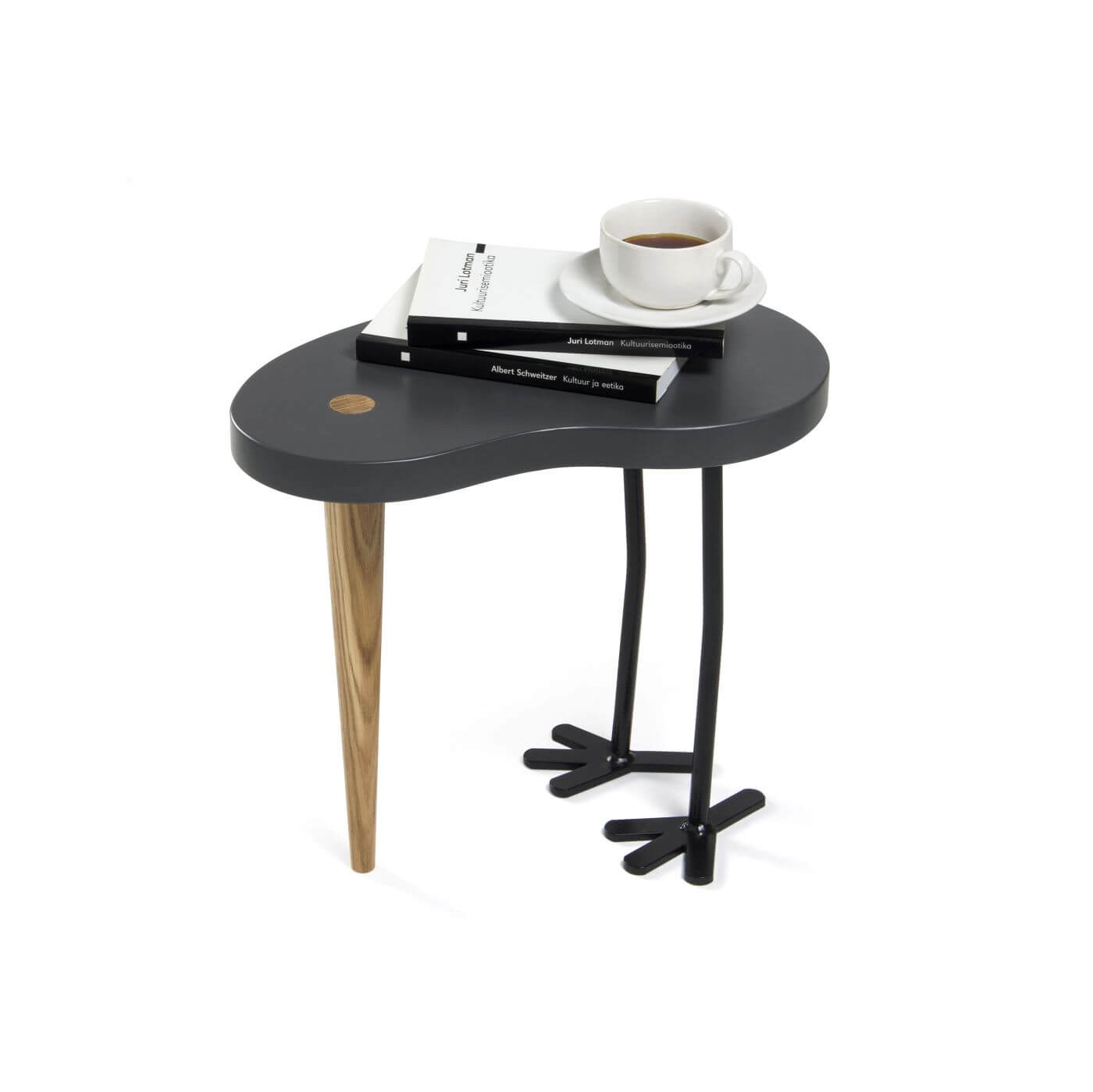 Stolik ozdobny, drewniany z szarym blatem, jedną dębową nogą i dwoma metalowymi nogami. Może być stolikiem przy kanpaie, stolikiem kawowym lub stolikiem nocnym.