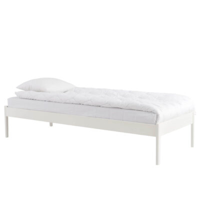 Białe łóżko bez zagłówka AVANTI z materacem 90x200, białą kołdrą i białą poduszką. Łóżko do sypialni na wysokich prostych nóżkach z litego drewna brzozy skandynawskiej w kolorze białym widoczne w całości. Nowoczesny skandynawski design