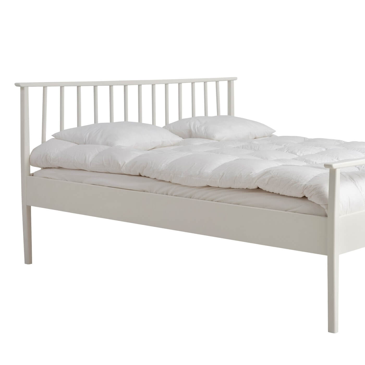 Białe łóżko drewniane nowoczesne NOEL. Fragment łóżka do sypialni 160x200 z drewnianym białym wysokim ażurowym szczytem i leżącą białą kołdrą z poduszkami. Nowoczesny skandynawski design