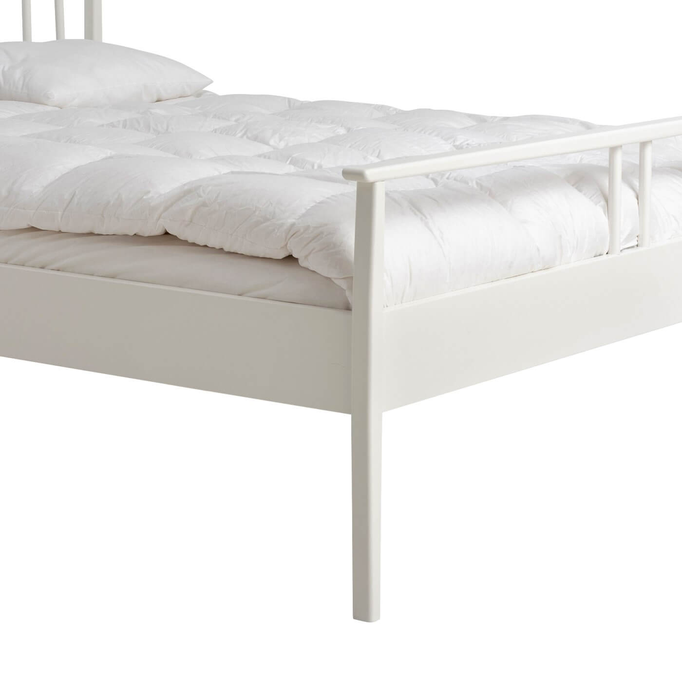Białe łóżko drewniane nowoczesne NOEL. Przybliżony widok pięknej wysokiej nóżki z drewna brzozy w kolorze matowym białym. Skandynawski design