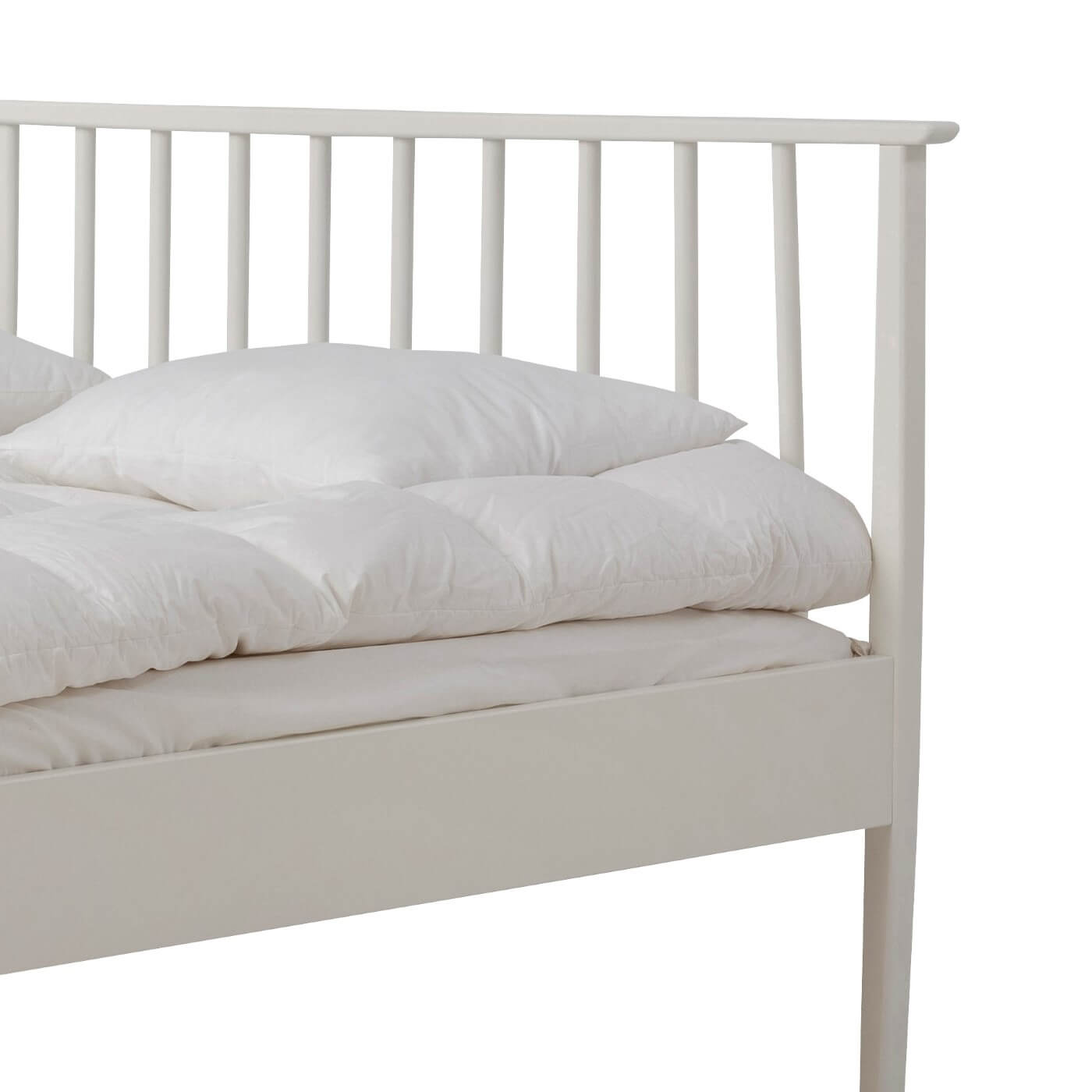 Białe łóżko drewniane nowoczesne NOEL. Widok pięknego ażurowego wysokiego zagłówka z drewna brzozy skandynawskiej lakierowanej na kolor biały mat. Skandynawski design