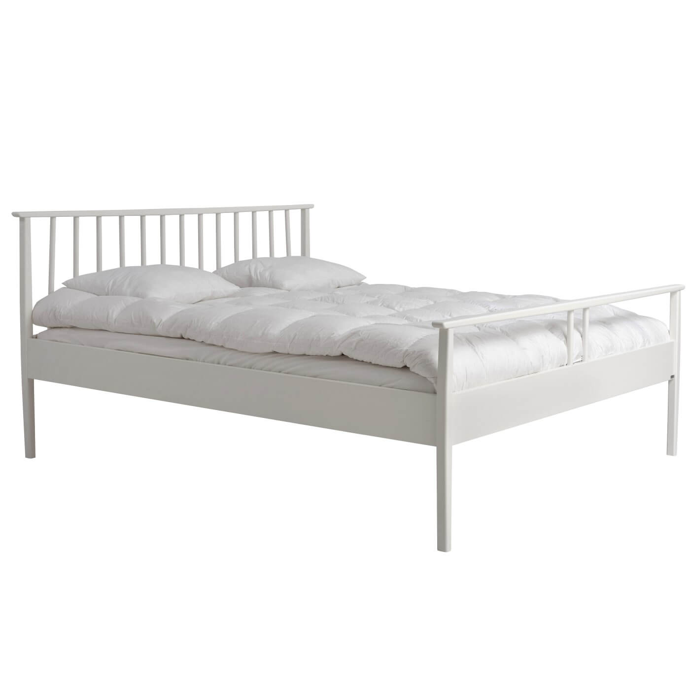 Białe łóżko drewniane nowoczesne NOEL. Widoczne w całości łóżko drewniane 160x200. Na łóżku z pięknym białym ażurowym szczytem z drewna leżąca biała kołdra i 2 poduszki. Skandynawski design