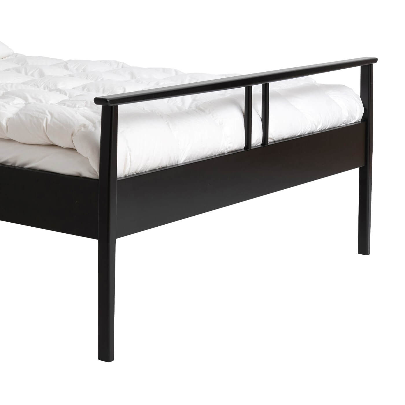 Czarne łóżko drewniane nowoczesne NOEL 160x200. Przybliżony widok na piękne wysokie nóżki łóżka z drewna brzozy skandynawskiej lakierowanej na kolor czarny